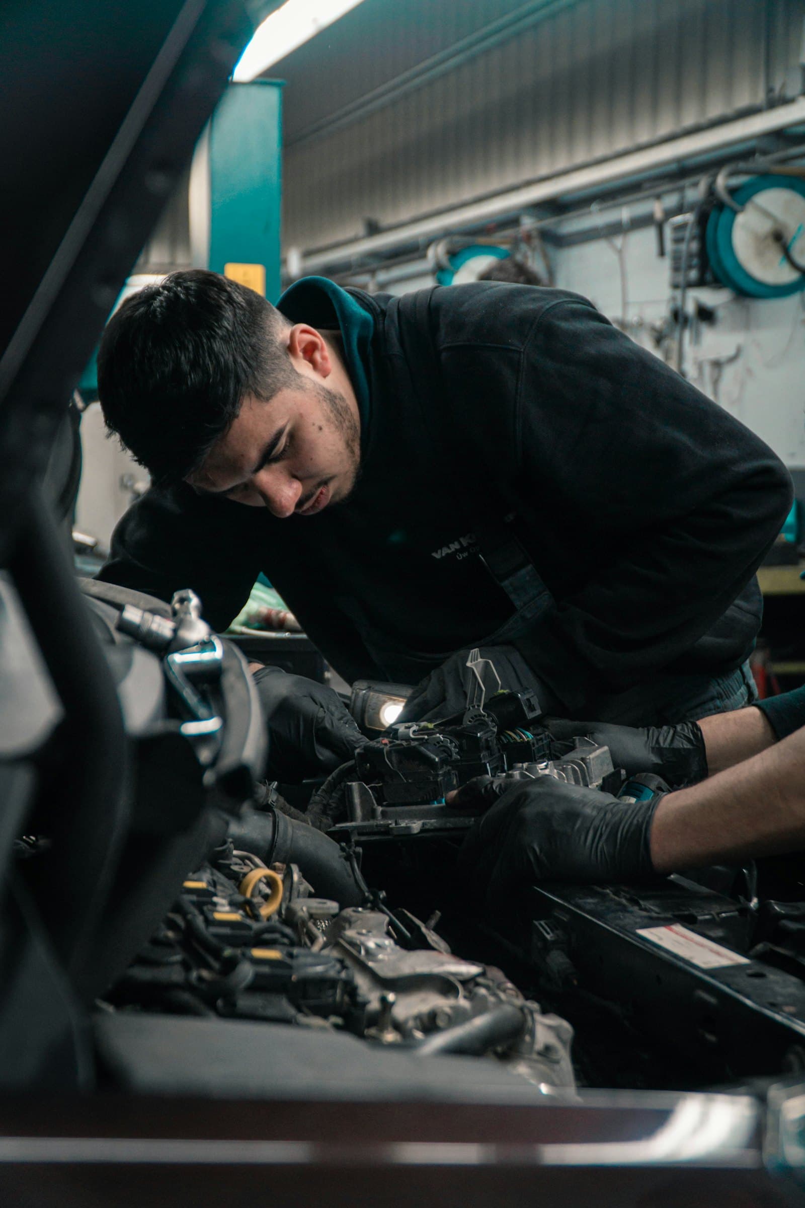 Monteur werkt aan een motorblok in de werkplaats